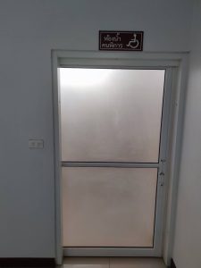 ห้องน้ำผู้พิการสำหรับผู้พิการ